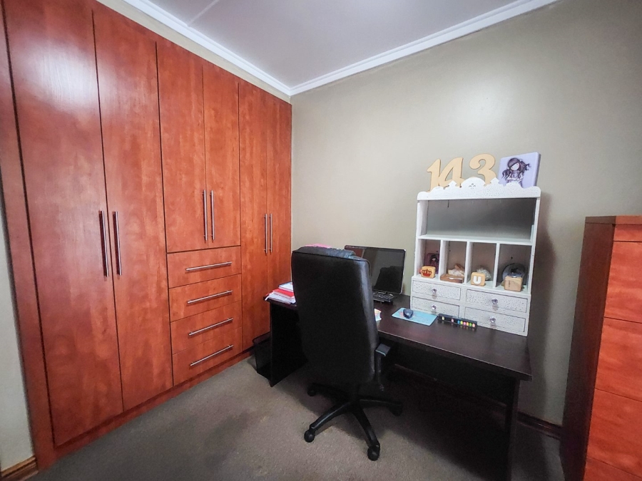 4 Bedroom Property for Sale in Flamwood North West